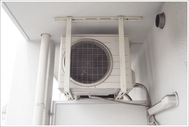 天吊りの室外機